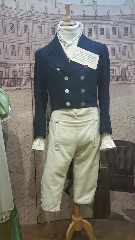 Regency Men's suit at Jane Austen Centre in Bath- This would have been worn by men in Regency Bath, much like Mr. Tilney in Northanger Abbey! Regency Suit, Regency Mens Fashion, Regency Men, Georgian Fashion, Regency Costume, Period Fashion, Regency Era Fashion, 1900s Fashion, Era Fashion