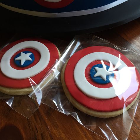 Captain America cookies.  Avengers theme party favours.  Www.smalldelights.net.au Marvel Cookies, America Cookies, Captain Amerika, Superhero Cookies, Marvel Birthday, Captain America Birthday, Comic Party, Marvel Birthday Party, Avengers Theme