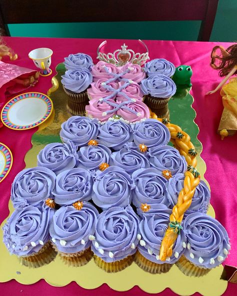 Mary by sweetrosycakes 💜💛 Rapunzel Cupcake Cake, Tangled Cupcakes Ideas, Rapunzel Pull Apart Cupcakes, Disney Pull Apart Cupcakes, Tangled Rapunzel Cupcakes, Rapunzel Cupcake Toppers, Rapunzel Sheet Cake, Tangled Cupcakes, Rapunzel Cupcakes