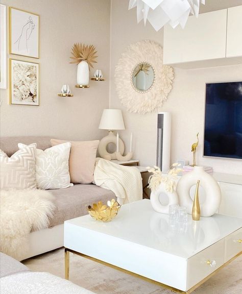 Pink White And Gold Apartment, Pink White Gold Room Aesthetic, White And Gold Theme Living Room, Lash Room Decor White And Gold, Glam Chic Living Room, Pink White And Gold Bedroom Indpi, White And Gold Decor, Gold Living Room, Beige Living Rooms