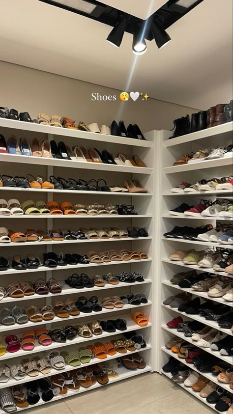 Home Cleaning Equipment, Kardashian Home, Store Shelves Design, Royal Closet, Dream Closet Design, Clothes Closet Organization, Luxury House Interior Design, Closet Decor, Modern Exterior House Designs