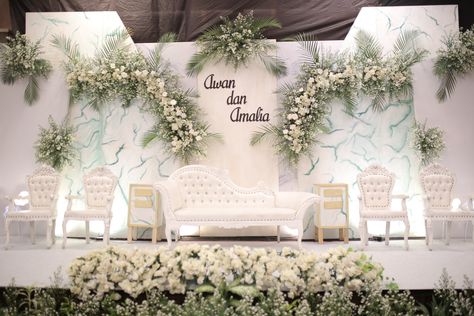 Dekor Pelaminan Simple, Dekor Pernikahan Simple, Dekorasi Wedding Indoor, Dekorasi Wedding Simple, Rustic Wedding Decor Indoor, Dekorasi Wedding, Church Wedding Flowers, Wedding Hall Decorations, Wedding Background Decoration