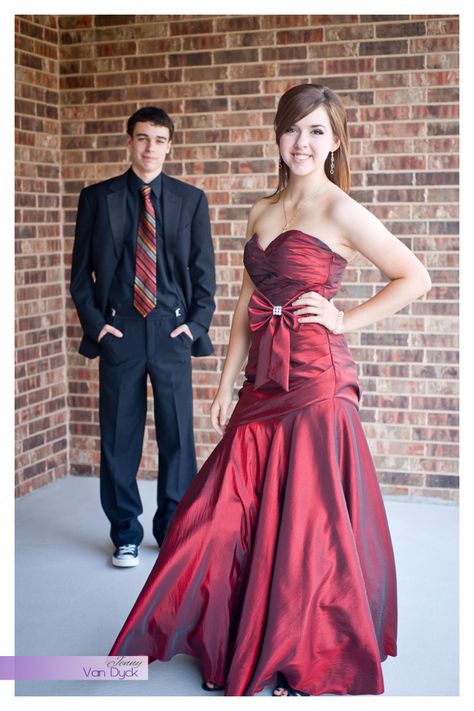 Prom Pictures Group, Prom Photography Poses, Couple Prom, Homecoming Poses, Prom Pictures Couples, Prom Picture Poses, Prom Picture, Homecoming Pictures, Prom Photoshoot