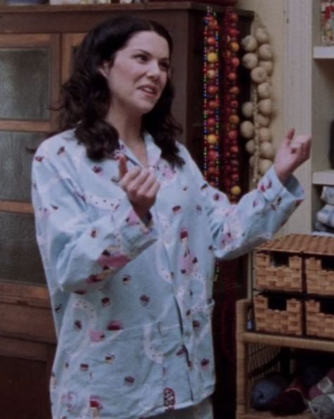 Lorelai Gilmore Outfits, Gilmore Outfits, Lorelei Gilmore, Gilmore Girls Outfits, Watch Gilmore Girls, Girls Pjs, Roasted Green Beans, Lauren Graham, Lorelai Gilmore