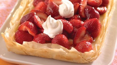 Phyllo dough, cream cheese, strawberry tart Phyllo Tart, Phyllo Dough Recipes, Cream Cheese Desserts, Strawberry Tart, Tart Dessert, Cooking Club, Phyllo Dough, Strawberry Cream Cheese, Berries Recipes