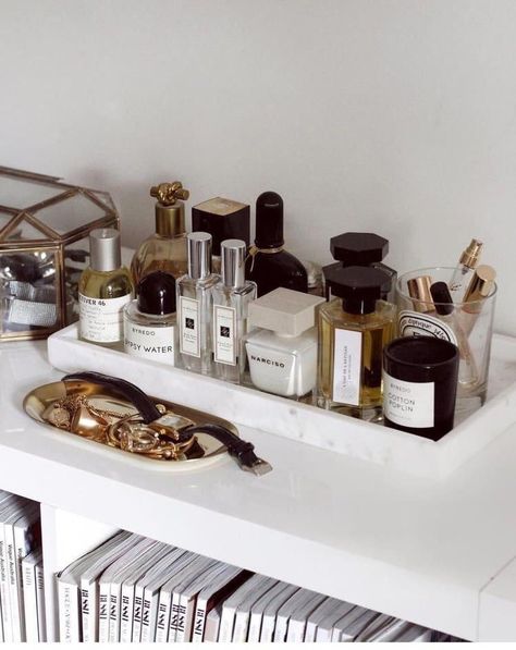 Rangement Makeup, Diy Makeup Vanity, Makeup Sephora, Perfume Display, Perfume Organization, Room Shelves, Vanity Decor, Photo Beautiful, Minimalist Interior Design