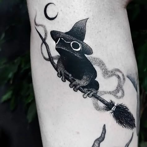 Gothic Frog Tattoo, Crow Tattoos For Women, Bat Tattoo Gothic, Victorian Gothic Tattoo Ideas, Ophelia Tattoo, Gay Tattoos, Illusion Tattoo, Halloween Tattoo Ideas, Pet Tattoos