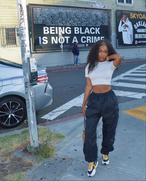 Track Suit Pants Outfits, Track Pants Outfit Black Women, 90s Style Black Baggy Pants, Baggy Track Pants Outfit, Urban Style Black Baggy Parachute Pants, 90s Style Nylon Bottoms For Streetwear, Baggy Pants Outfit Street Styles, Nylon Pants Outfit, Baggy Track Pants