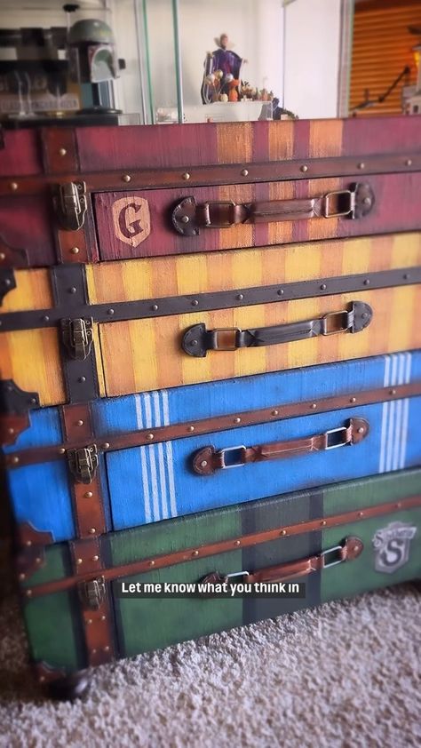 Ellie Potter (@clevergirlpotter) • Instagram photos and videos Harry Potter Bedroom Furniture, Harry Potter Dresser Ideas, Diy Harry Potter Luggage, Harry Potter Dresser Diy, Harry Potter Trunk Diy, Harry Potter Drawers, Harry Potter Dresser, Harry Potter Bed, Lit Harry Potter