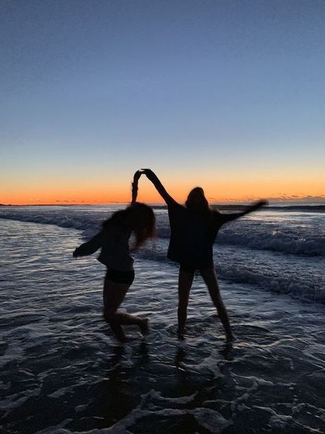 Foto Best Friend, Cute Beach Pictures, Photos Bff, Shotting Photo, Best Friends Shoot, Foto Tips, Best Friends Aesthetic, Best Friend Photos, Summer Friends