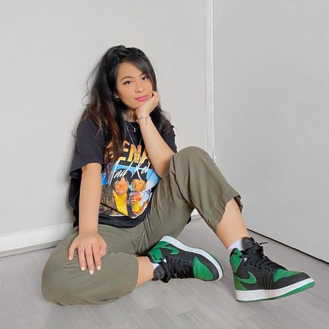 Green Air Jordan 1 Outfit Women, Jordan 1 Mid Pine Green, Outfit Jordan, Outfits With Jordan 1s Fashion Styles, Jordans Sneakers Outfit, Green Basketball Shoes, Ig Poses, Jordan 1 Outfit Women, Nike Sneakers Outfit