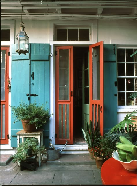 . Screen Door Ideas, Double Screen Doors, Veranda Design, Old Screen Doors, American Decor, Old Doors, Door Ideas, Red Door, Door Color