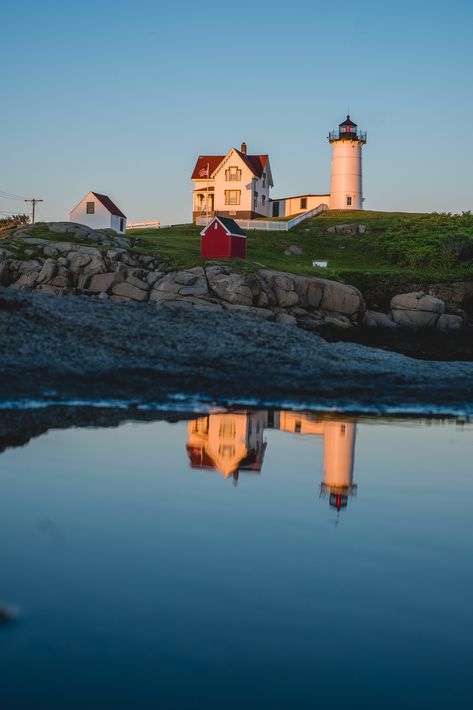 Sunset at the Nubble Lighthouse | Visit New England | #livelovely #livelovelyblog #yorkME #YorkMaine #Maine #visitmaine #nubblelighthouse #lighthouse #newenglandlighthouse #newengland #newenglandtravel #mainetravel #maine #newenglandblog #newenglandblogger New England Photography, York Maine Wedding, New England Lighthouses, Nubble Lighthouse, Live Drawing, York Maine, Maine Lighthouses, Visit Maine, England Photography