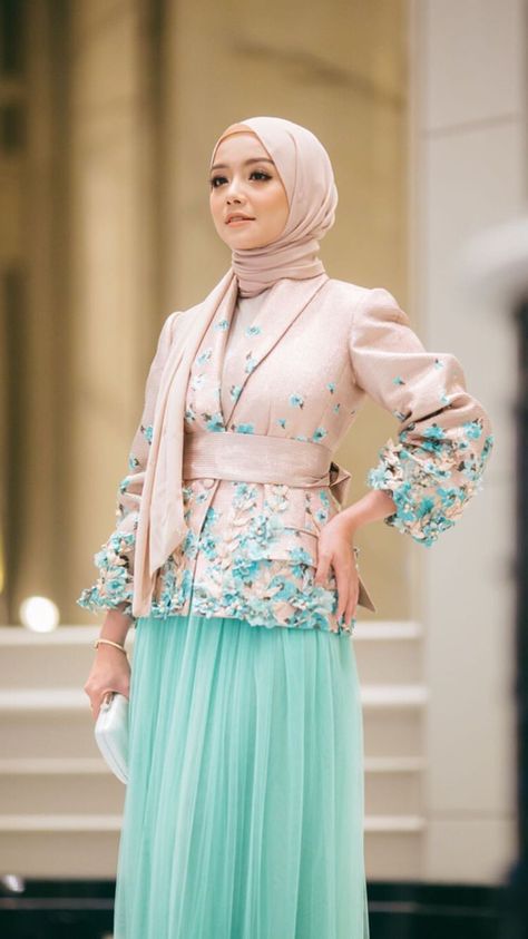 Mira Filzah Outfit, Abaya Pants, Malaysia Dress, Ayana Moon, Style Pashmina, Hijab Street Fashion, Hijab Photoshoot, Mira Filzah