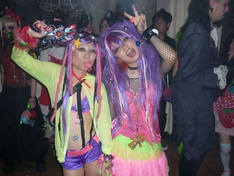 Space Rave Outfit, Raver Aesthetic, Scene Rave, Space Grunge Fashion, 90s Rave Aesthetic, 2000s Rave, Decora Harajuku, Raver Outfits, Rave Aesthetic