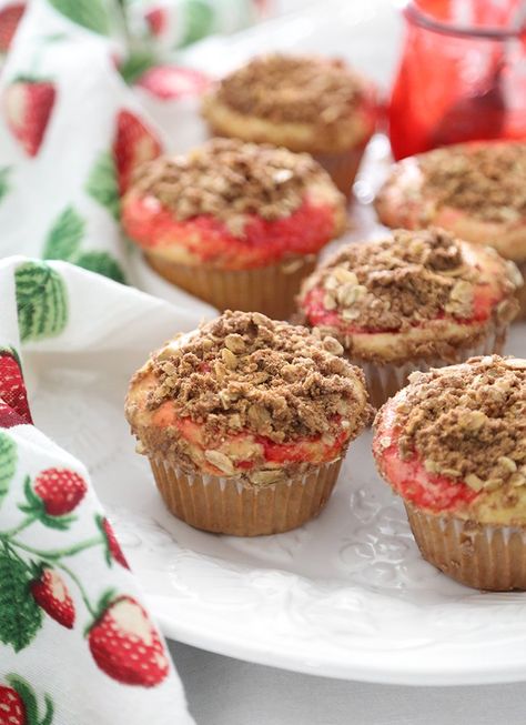 Strawberry Jam Muffins, Jam Muffins, Eggless Muffins, Apple Dishes, Easy Peanut Butter Cookies, Strawberry Muffins, Meat Dinners, Streusel Topping, Easy Bread Recipes