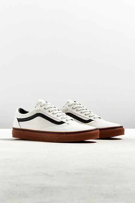 Vans Old Skool Gum Sole Sneaker Vans Shoes Outfit, Cool Vans Shoes, Sports Shoes For Girls, Mens Vans Shoes, Mens Fashion Casual Shoes, Perfect Sneakers, Sole Sneakers, Vans Shop, Vans Sneakers