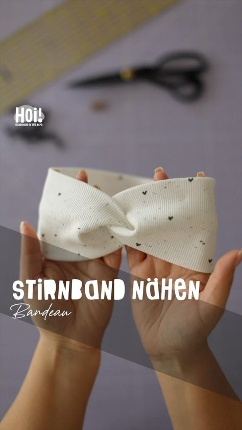 Judith Hofer | Hoi! Handmade In The Alps 🏔 | Ich zeige euch in diesem Video wie ihr schnell und einfach ein Bandeau nähen könnt. Hier einige Informationen dazu: 🪡 Für Stirnbänder und... | Instagram Diy Baby Bows Headbands, Diy Baby Bows, Hair Bows Diy Ribbon, Pola Topi, Sew Ideas, Sewing Headbands, Diy Hair Scrunchies, Diy Hair Accessories Ribbon, Scrunchies Diy