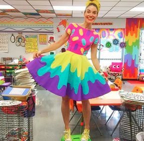 Cassie Stephens Outfits, Kitsch Outfit Ideas, Art Costume Ideas, Art Teacher Clothes, Art Teacher Outfit, Art Party Cakes, Paint Splatter Dress, Art Teacher Outfits, Elementary Art Teacher