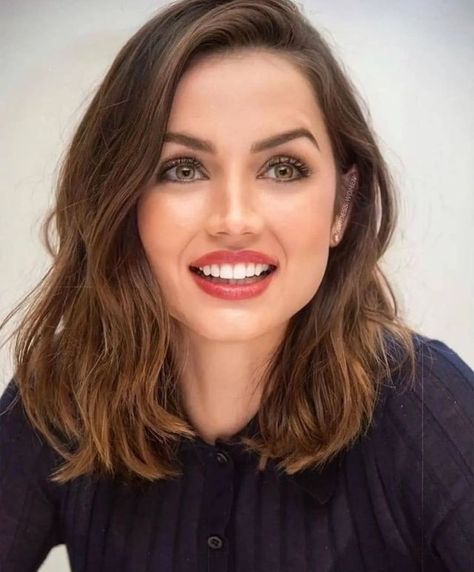 Bob Haircuts For Women Dark Hair, Lob Haircut Fine Wavy Hair, Long Professional Hair, Celebrity Hairstyles 2023, Medium Length Hair Side Part, Middle Part Haircut With Layers, Long Bob Side Part, Aubrey Plaza Hair, Collar Length Hair