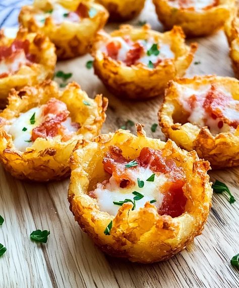 Tater Tot Appetizer Cups Recipe Tater Tot Snacks Appetizers, Tarot Tot Nachos, Leftover Tater Tots, Hash Brown Appetizer Recipes, Tater Tot Loaded, Loaded Tater Tot Bites, Toaster Oven Appetizers, Tator Tot Bites, Appetizers Using Tater Tots