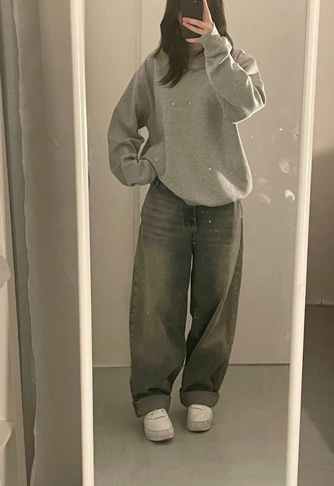 Comfy Oversized Hoodie, Baggy Hoodie Outfit Aesthetic, Women’s Baggy Aesthetic, Black Crewneck Outfit Aesthetic, Baggy Fashion Outfits For Women, Baggy Hoodie And Jeans, Oversized Baggy Jeans Outfit, Outfits With Grey Sweatshirt, Baggy Sweaters Outfits