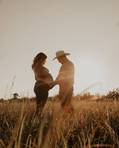 “Little hands, the world is yours!” 💛 Dirt Road Maternity Pictures, Western Theme Maternity Photos, Western Maternity Pictures, Maternity Photography Poses, Western Theme, Baby Photoshoot, Maternity Pictures, Maternity Photography, Pregnancy Photos