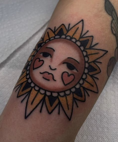 Traditional Sun Tattoo, Illusion Tattoos, Optical Illusion Tattoos, Minimalist Tattoo Ideas, Traditional Tattoo Inspiration, American Traditional Tattoo Ideas, Traditional Tattoo Flowers, Traditional Tattoo Ideas, Traditional Style Tattoo