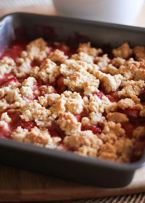 Paleo Strawberry Crumble: Easy Grain-Free Dessert | Stephie Cooks Strawberry Crumble, Grain Free Desserts, Paleo Baking, Paleo Sweets, Paleo Treats, Gf Desserts, Paleo Snacks, Paleo Dessert, Almond Recipes