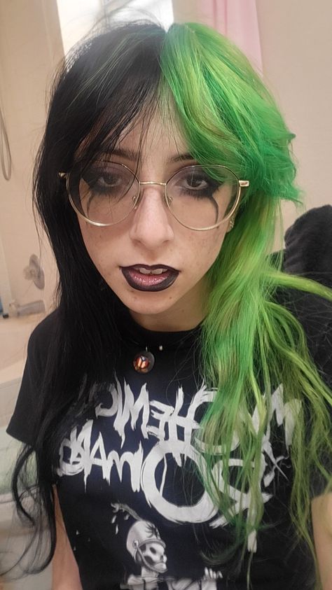 Black And Red Split Dye Short Hair, Green And Black Split Dye Hair, Half Black Half Green Hair, Hair Color Ideas Split Dye, Green Split Dye, Dyed Pixie Cut, Green And Black Hair, Split Hair Dye, Black And Green Hair