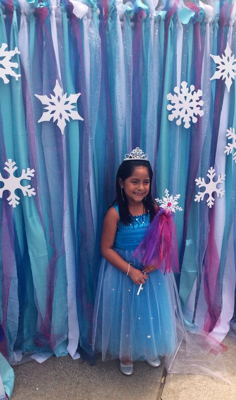 Frozen photo back drop and wand by Bizzie Bee Creations Mouse Dessert, Frozen Themed Birthday Cake, Frozen Jr, Photo Backdrop Birthday, First Birthday Winter, Frozen Photos, Christmas Colouring Pages, Elsa Birthday Party, Frozen 3