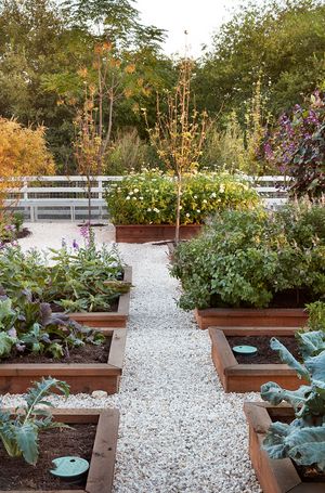 Joanna Gaines' garden house is so beautiful #gardendecorateoutdoor Joanna Gaines Garden, Shed Inspiration, Kebun Herbal, Garden Flower Beds, Potager Garden, Flower Gardens, Vegetable Garden Design, Kew Gardens, Garden Bed