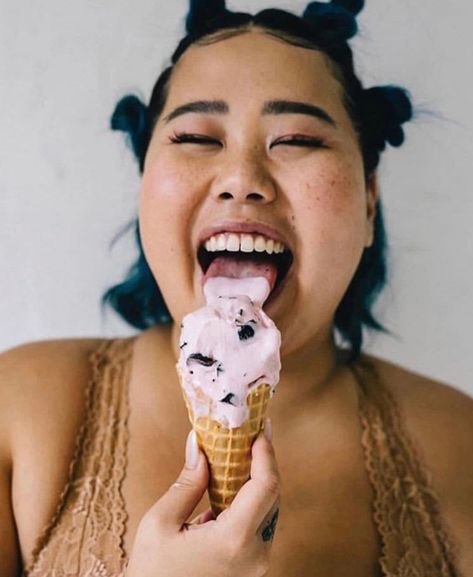 People Eating Dessert Photography, Guy Eating Ice Cream, Women Eating Ice Cream, People Eating Ice Cream, Portrait Drawing Tips, Tasty Ice Cream, Ice Cream Photography, Social Media Feed, Women Laughing