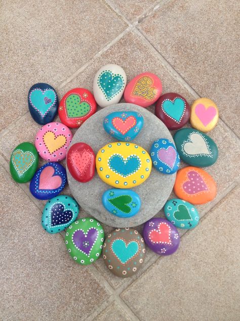 Rock Painting Heart Ideas, Painted Rocks Hearts, Rock Painting Hearts, Heart Rock Painting, Diy Rock Art, Stone Art Painting, Painted Rocks Kids, Rock And Pebbles, Painted Rocks Craft