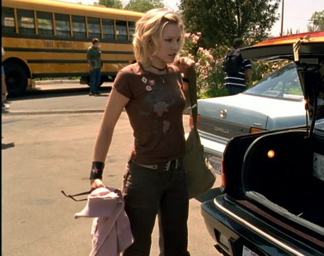 Veronica Mars Aesthetic Outfits, Mtv Downtown Outfits, Serena Downtown Mtv Inspired Outfits, 2000 Movies Outfits, Veronica Mars Hair, 2000s Movies Outfits, 90s Movie Outfits, Veronica Mars Outfits, 2000s Fits