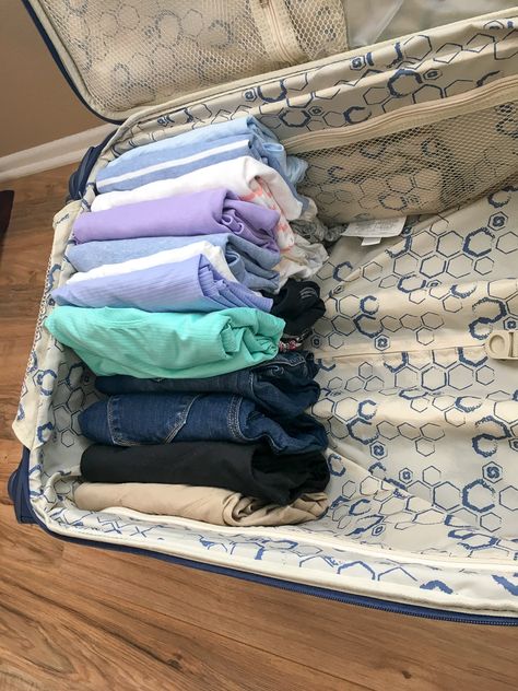 Travel Bag On Bed, Packed Bags Travel, Packing Of Luggage, Home Packing Hacks, Packing Travel Bag, What Clothes To Pack For Vacation, Traveling Bag Packing, Packing Clothes For A Trip, Packing My Bag