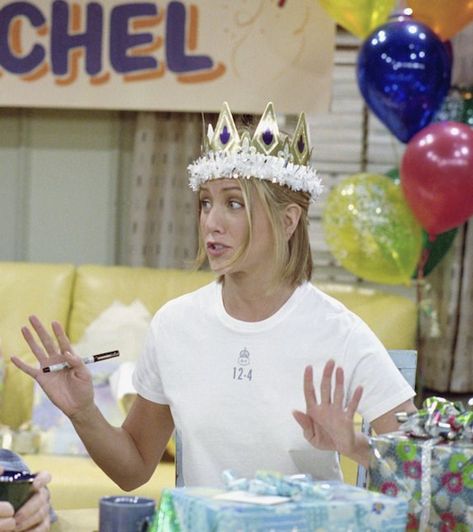 Rachel Green Birthday Outfit, Rachel Green Birthday Crown, Friends Birthday Party Outfit, Rachel's 30th Birthday Friends, Rachel Green Birthday, Rachel Green Aesthetic Icon, Funny Rachel Green, Friends Joey And Rachel, Friends Rachel Outfits