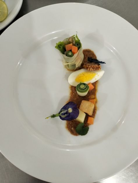 Plating Gado Gado, Plating Main Course Indonesia, Indonesian Appetizer, Gourmet Food Plating, Plating Ideas, Gado Gado, Modern Food, Appetizer Plates, Indonesian Food