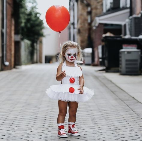 Scary Clown Family Costumes, Homemade Kids Halloween Costumes, Toddler Halloween Costumes Girl, Disfarces Halloween, Family Themed Halloween Costumes, Old Halloween Costumes, Toddler Costumes Girl, Halloween Costume Toddler Girl, Halloween Costumes Kids