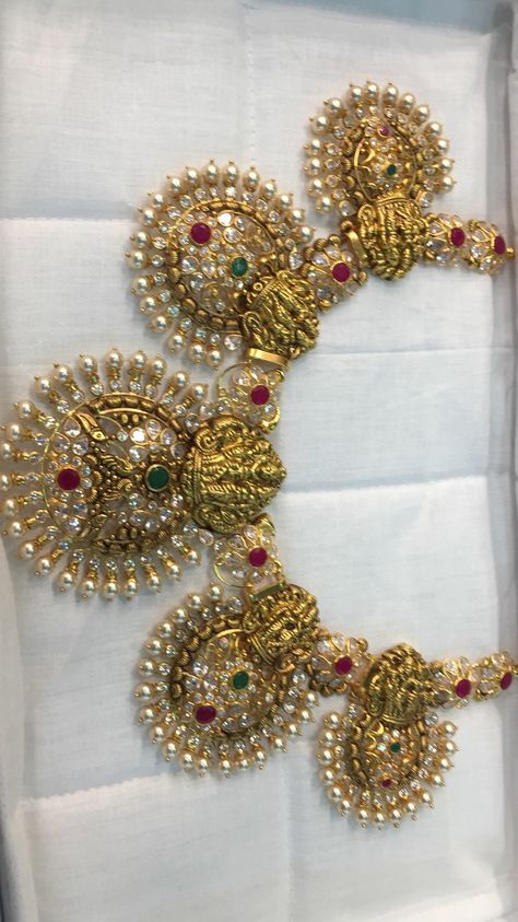 Chandbali Necklace Gold, Chandbali Necklace Set Gold, Necklace Set Indian Bridal Jewelry, Indian Wedding Jewelry Sets, Antique Necklaces Design, Gold Jewelry Outfits, Bridal Jewelry Vintage, Antique Jewellery Designs, Gold Jewelry Simple Necklace