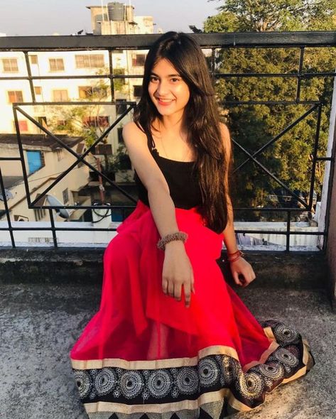 Girls Pick For Dp, Girls Pick, Cute Photo Poses, Gals Photos, Beautiful Casual Dresses, Cute Couple Outfits, Beautiful Pakistani Dresses, Simple Pakistani Dresses, Classy Photography