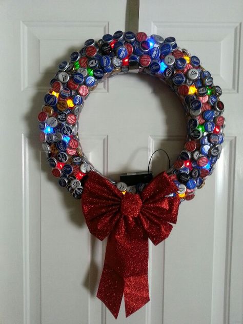 Beer cap Christmas wreath. OMG - this is a must have -H Beer Crafts, Diy Bottle Cap Crafts, Recycle Bottle Caps, Beer Cap Art, Bottle Top Crafts, Bottle Cap Table, Bottle Cap Projects, Hantverk Diy, Reuse Plastic Bottles