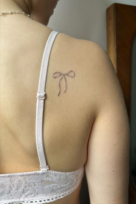 womens girl ribbon bow tattoo 2023 back of shoulder arm tiny small fine line thin greywash black ink fresh inspo inspiration idea ideas placement Small Bow Tattoos, Tattoos Simplistic, Coquette Tattoo, Small Girly Tattoos, Tattoos Arm, Cute Hand Tattoos, Bow Tattoo, Petite Tattoos, Cute Tiny Tattoos