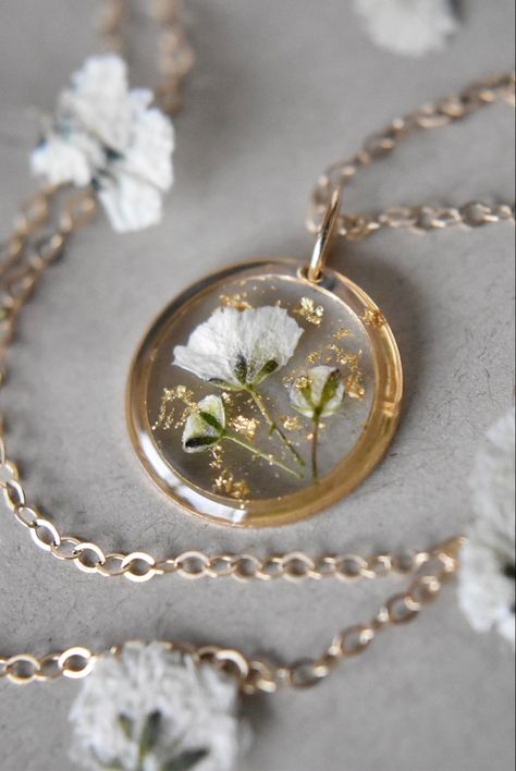 Resin Necklace Aesthetic, Cottagecore Jewelry Aesthetic, Cottage Core Necklace, Resina Epoxi Ideas, Cottage Core Jewelry, ميدالية مفاتيح, Cottagecore Earrings, Pressed Flower Resin, Locket Jewelry