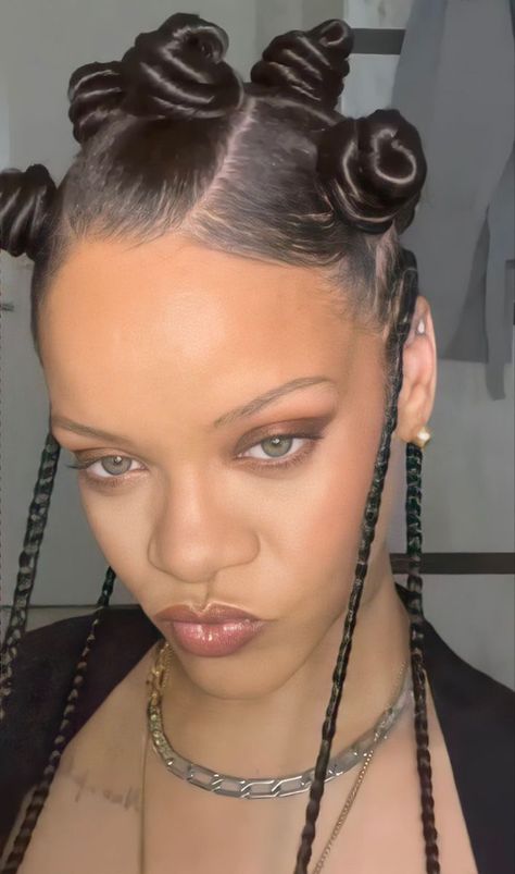 Rihanna Braids Hairstyles, Ponytail Hairstyles With Diamonds, Hairstyles With Diamonds, Rihanna Braids, Bantu Knot Hairstyles, Looks Rihanna, Rihanna Hairstyles, Natural Afro Hairstyles, Hair Knot