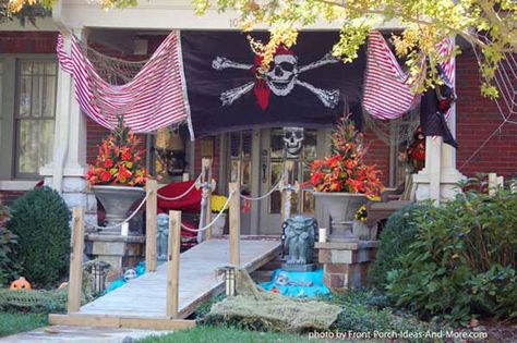 Pirates for Halloween? We saw this cute scene and thought what a great idea for a Halloween Porch. Shared at http://www.front-porch-ideas-and-more.com/10-easy-halloween-decorating-ideas.html  #Halloweenporch #halloweendecorating Scary Outdoor Halloween Decorations, Pirate Vbs, Homemade Halloween Crafts, Pirate House, Halloween Outdoors, Pirate Decorations, Halloween Pirates, Pirate Props, Decorating Halloween