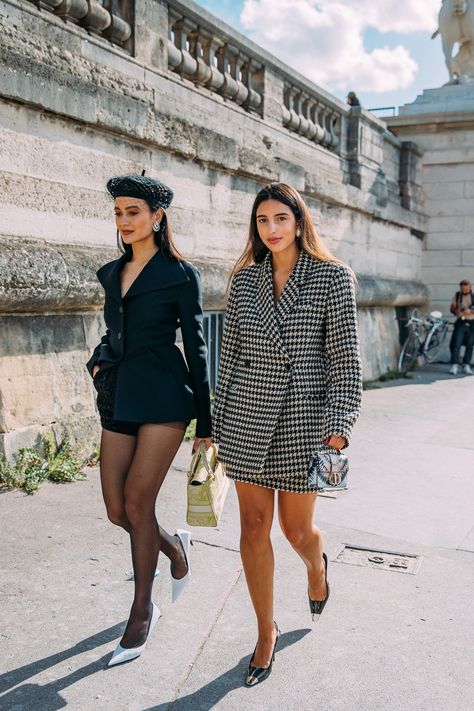 Emilys in Paris: Real-Life Looks From the City of Light | Vogue Bettina Looney, Magazine Drawing, Rock Chick Style, Streetwear Celebrities, Holiday Party Looks, French Style Clothing, French Riviera Style, Style Test, Riviera Style