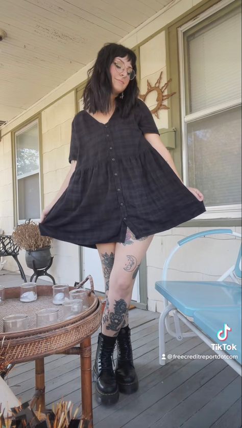 Plus Goth Fashion, Long Sleeve With Dress Over, Edgy Witchy Outfits, Plus Size Grunge Summer, Mid Size Witchy Outfits, Plus Size Outfits Alt, Edgy Cottagecore Outfits, Grunge Pregnancy Outfits, 90s Witchy Outfits Plus Size