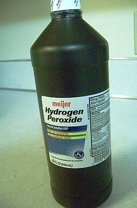 Mix 8 ounces of Hydrogen Peroxide, a gallon of water and 8 ounces of sugar together for a long lasting formula and spray on both sides of the tomato plant and leaves. Tomato Problems, Organic Gardening Pest Control, Tomato Farming, Natural Pesticides, Insect Spray, Organic Pesticide, Organic Pest Control, Tomato Plant, Bug Repellent