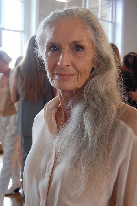 Daphne Selfe, Ageing Gracefully, Growing Older, Long Gray Hair, Advanced Style, Ageless Beauty, Aged To Perfection, Aging Beautifully, Aging Well